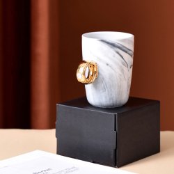 Кружка з ручкою у формі кільця з діамантом